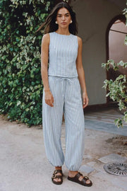 Pantalón de estampado rayas, fit balloon, cintura media con pretina elástica y jareta frontal ajustable, bolsillos delanteros y rib elástico en bajo.