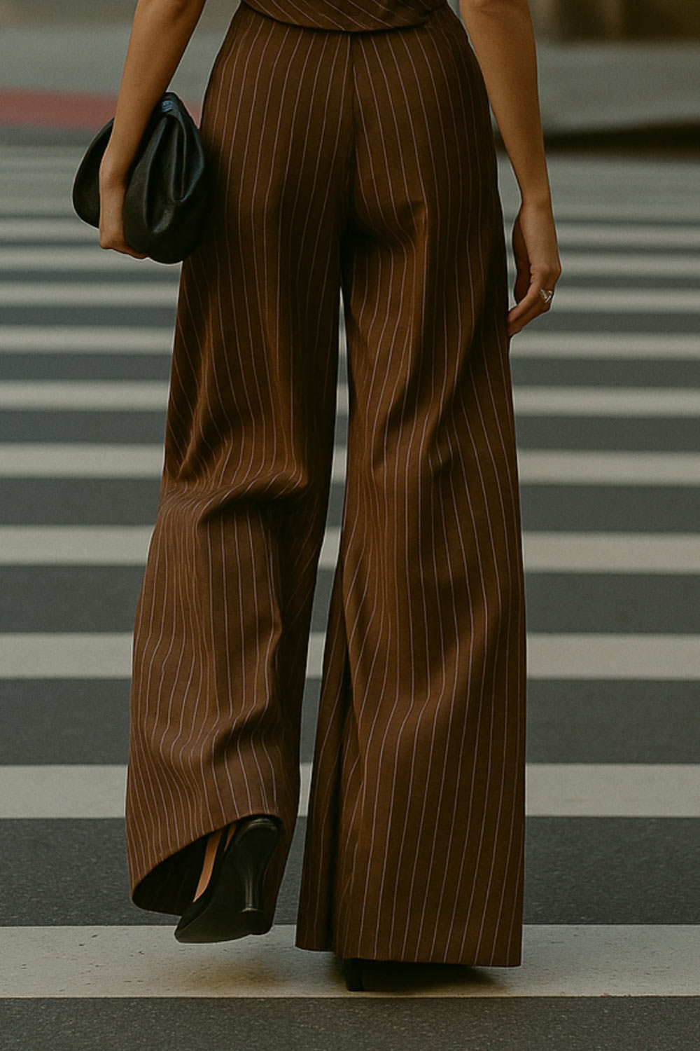 Pantalón de lino, estampado rayas, fit palazzo, cintura alta con pretina elástica posterior, trabillas, bolsillos delanteros y pinzas frontales. Cierre frontal con botón y cremallera oculta.