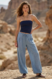 Pantalón de fit balloon, estampado rayas, cintura alta con pretina elástica y jareta frontal ajustable, bolsillos delanteros, pinzas frontales y bajo globo con rib elástico.