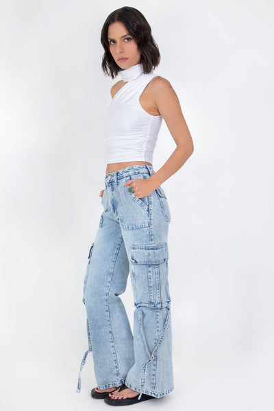 Pantalón cargo de denim, cintura media con pretina y trabillas, de fit recto, bolsillos delanteros de parche, laterales y posteriores cargo con cartera. Detalle de trabillas cruzadas en bajo, cierre frontal con botón y cremallera oculta.