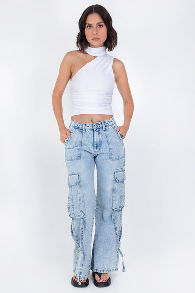 Pantalón cargo de denim, cintura media con pretina y trabillas, de fit recto, bolsillos delanteros de parche, laterales y posteriores cargo con cartera. Detalle de trabillas cruzadas en bajo, cierre frontal con botón y cremallera oculta.