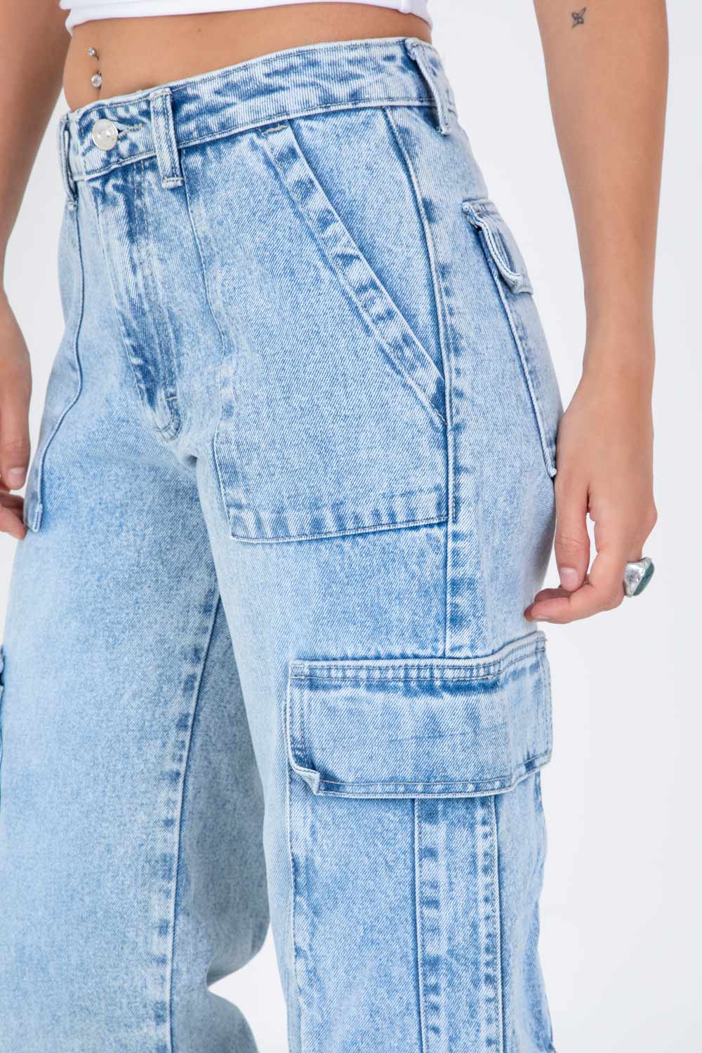 Pantalón cargo de denim, cintura media con pretina y trabillas, de fit recto, bolsillos delanteros de parche, laterales y posteriores cargo con cartera. Detalle de trabillas cruzadas en bajo, cierre frontal con botón y cremallera oculta.