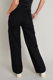 Pantalón de denim cargo de cintura alta con pretina y trabillas, fit recto, bolsillos delanteros y traseros de parche. Detalle de bolsillos laterales cargo con cartera, cierre frontal con botón y cremallera oculta. Detalle de costuras en contraste.