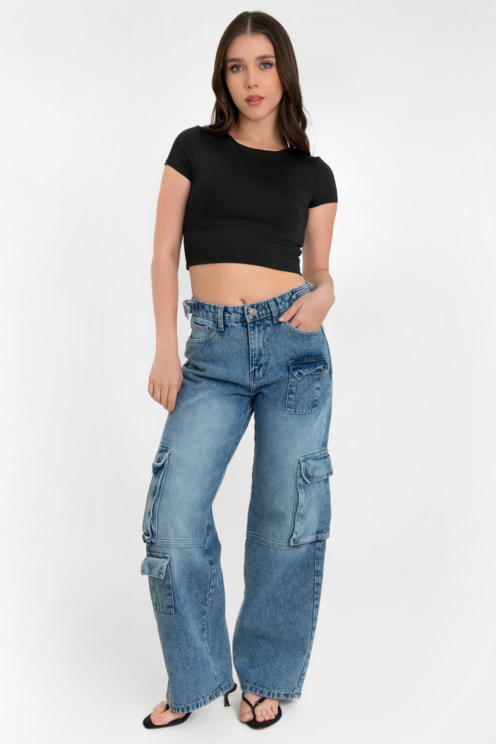 Pantalón cargo de denim, wide leg fit, cintura alta con pretina y trabillas, bolsillos delanteros, traseros de parche y laterales cargo con cartera. Cierre con botón y cremallera oculta.