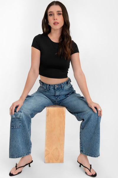Pantalón cargo de denim, wide leg fit, cintura alta con pretina y trabillas, bolsillos delanteros, traseros de parche y laterales cargo con cartera. Cierre con botón y cremallera oculta.