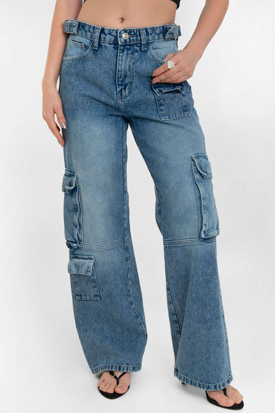 Pantalón cargo de denim, wide leg fit, cintura alta con pretina y trabillas, bolsillos delanteros, traseros de parche y laterales cargo con cartera. Cierre con botón y cremallera oculta.