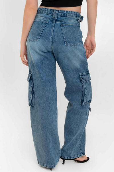 Pantalón cargo de denim, wide leg fit, cintura alta con pretina y trabillas, bolsillos delanteros, traseros de parche y laterales cargo con cartera. Cierre con botón y cremallera oculta.