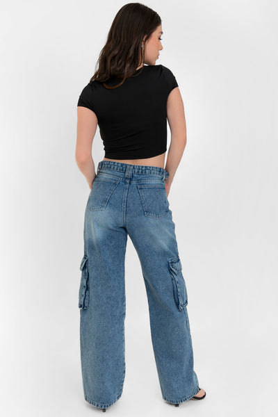 Pantalón cargo de denim, wide leg fit, cintura alta con pretina y trabillas, bolsillos delanteros, traseros de parche y laterales cargo con cartera. Cierre con botón y cremallera oculta.