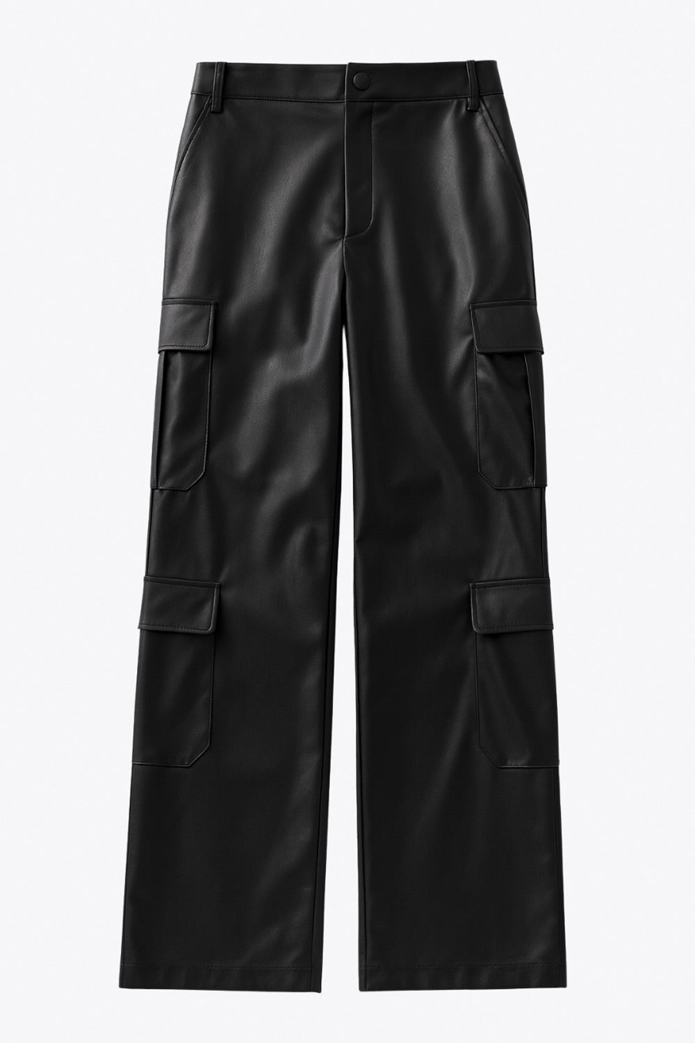 Pantalón cargo de efecto piel, fit recto, bolsillos delanteros, laterales cargo con cartera, cintura alta con pretina y trabillas. Cierre frontal con botón forrado y cremallera oculta.