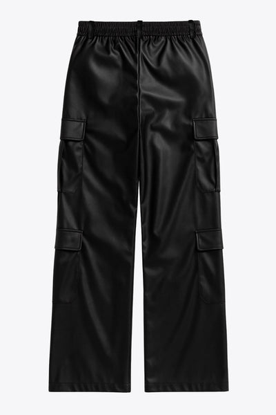 Pantalón cargo de efecto piel, fit recto, bolsillos delanteros, laterales cargo con cartera, cintura alta con pretina y trabillas. Cierre frontal con botón forrado y cremallera oculta.