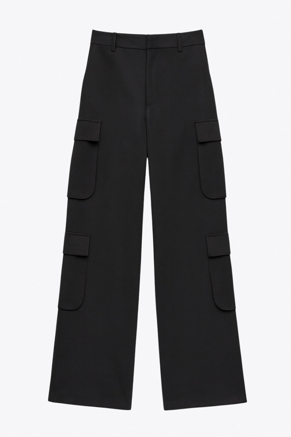 Pantalón cargo de fit recto, cintura alta con pretina elástica posterior y trabillas, bolsillos delanteros y laterales cargo con cartera. Cierre frontal con broche y cremallera ocultos.