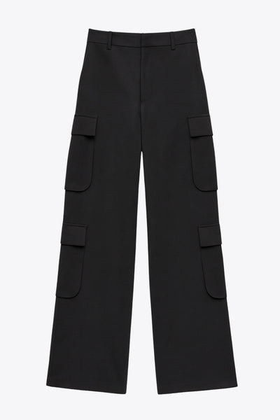 Pantalón cargo de fit recto, cintura alta con pretina elástica posterior y trabillas, bolsillos delanteros y laterales cargo con cartera. Cierre frontal con broche y cremallera ocultos.