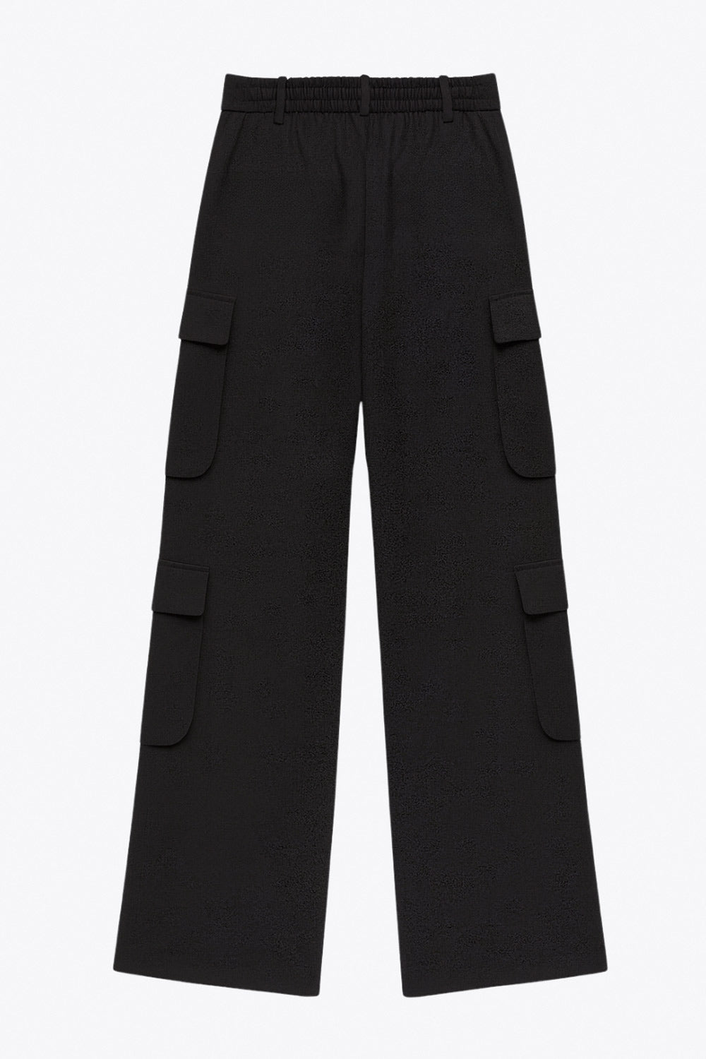 Pantalón cargo de fit recto, cintura alta con pretina elástica posterior y trabillas, bolsillos delanteros y laterales cargo con cartera. Cierre frontal con broche y cremallera ocultos.