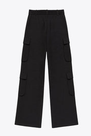 Pantalón cargo de fit recto, cintura alta con pretina elástica posterior y trabillas, bolsillos delanteros y laterales cargo con cartera. Cierre frontal con broche y cremallera ocultos.