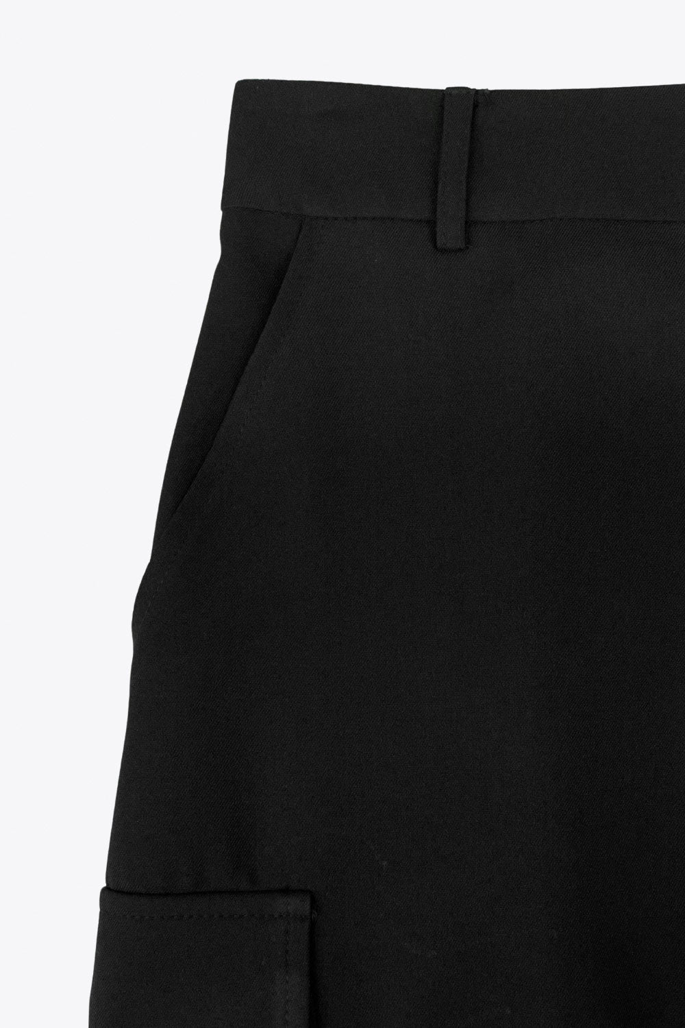 Pantalón cargo de fit recto, cintura alta con pretina elástica posterior y trabillas, bolsillos delanteros y laterales cargo con cartera. Cierre frontal con broche y cremallera ocultos.