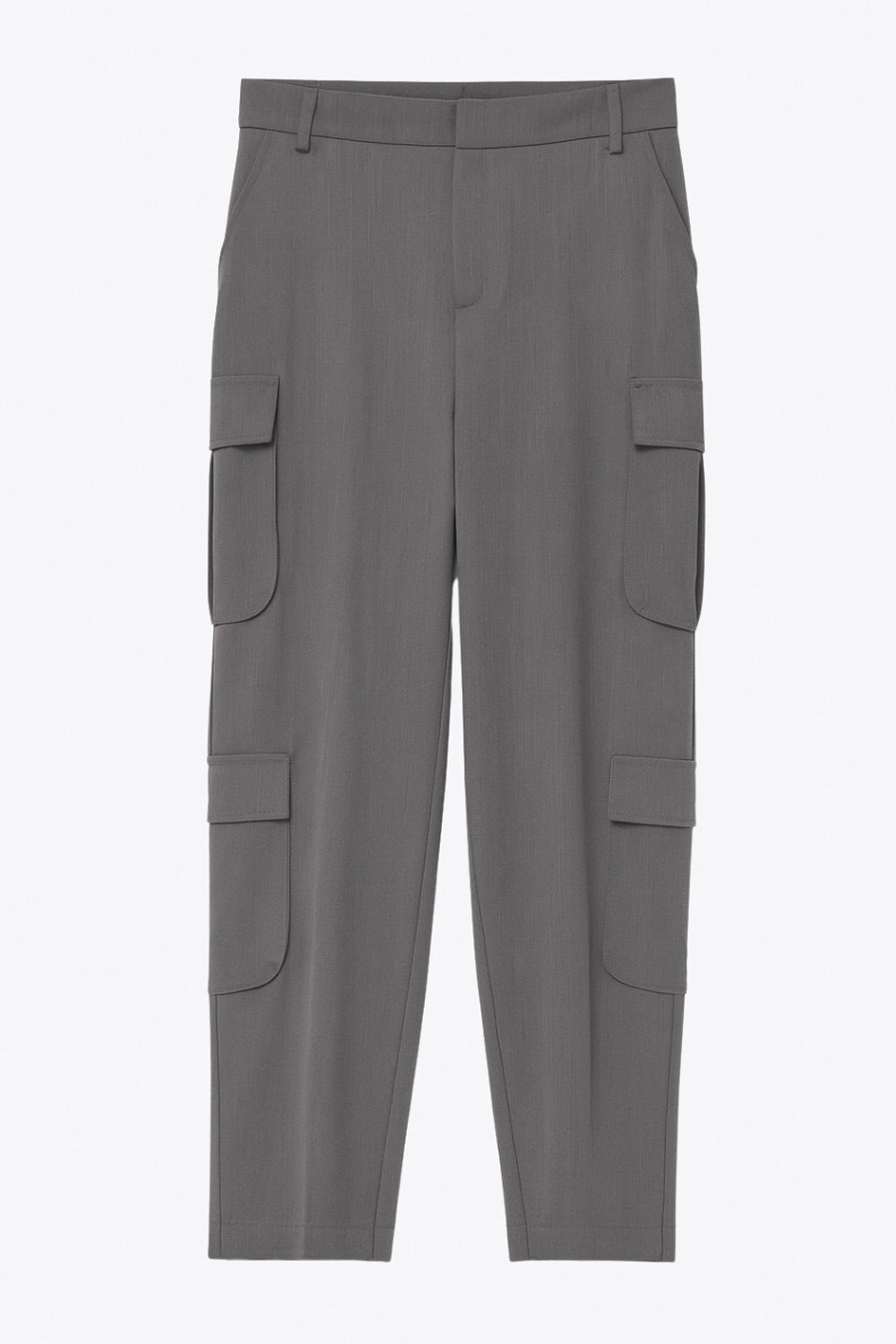 Pantalón cargo de fit recto, cintura alta con pretina elástica posterior y trabillas, bolsillos delanteros y laterales cargo con cartera. Cierre frontal con broche y cremallera ocultos.