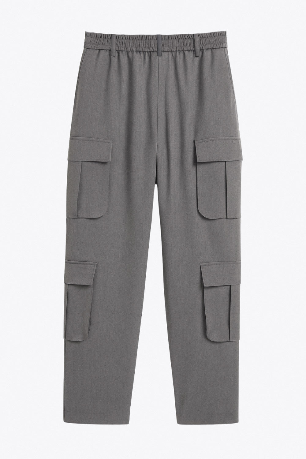 Pantalón cargo de fit recto, cintura alta con pretina elástica posterior y trabillas, bolsillos delanteros y laterales cargo con cartera. Cierre frontal con broche y cremallera ocultos.