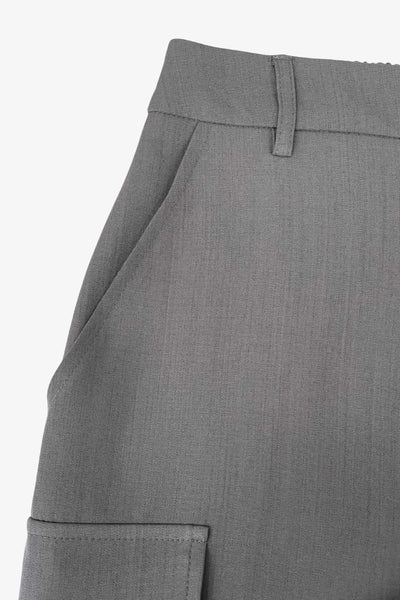 Pantalón cargo de fit recto, cintura alta con pretina elástica posterior y trabillas, bolsillos delanteros y laterales cargo con cartera. Cierre frontal con broche y cremallera ocultos.