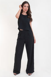 Pantalón de fit palazzo con pierna amplia, pinzas frontales, bolsillos delanteros, cintura alta de pretina con trabillas frontales y elástico posterior.