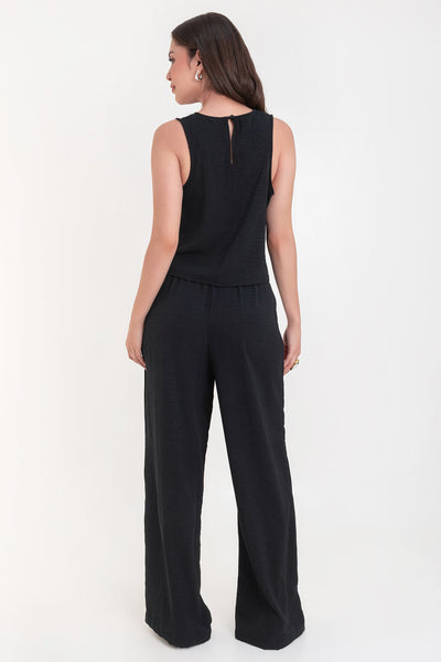Pantalón de fit palazzo con pierna amplia, pinzas frontales, bolsillos delanteros, cintura alta de pretina con trabillas frontales y elástico posterior.