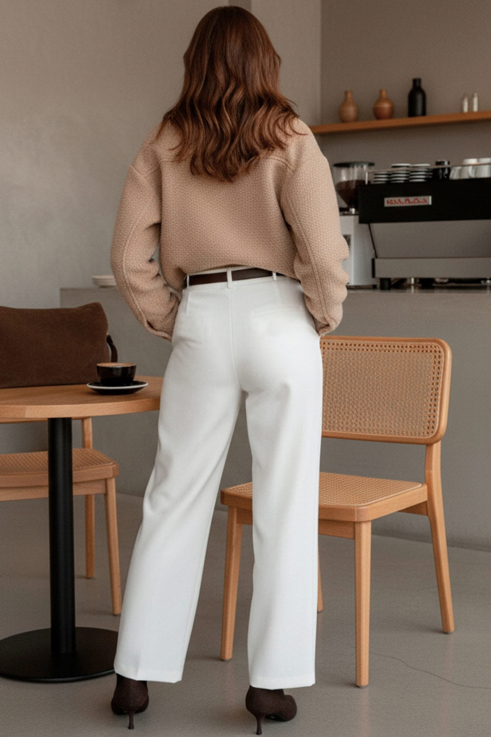 Pantalón de fit wide leg, pinzas frontales, bolsillos delanteros, cintura alta con pretina y trabillas. Detalle de vivo decorativo posterior, cierre con botón y cremallera oculta.