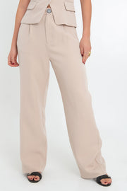 Pantalón de fit wide leg, pinzas frontales, bolsillos delanteros, cintura alta con pretina y trabillas. Detalle de vivo decorativo posterior, cierre con botón y cremallera oculta.