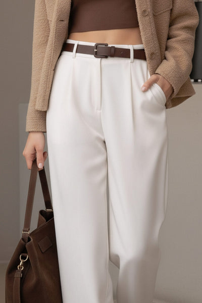 Pantalón de fit wide leg, pinzas frontales, bolsillos delanteros, cintura alta con pretina y trabillas. Detalle de vivo decorativo posterior, cierre con botón y cremallera oculta.