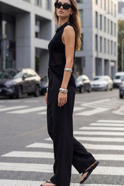 Pantalón de fit wide leg, pinzas frontales, bolsillos delanteros, cintura alta con pretina y trabillas. Detalle de vivo decorativo posterior, cierre con botón y cremallera oculta.