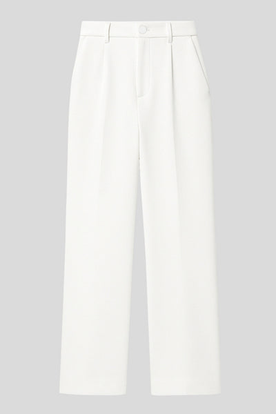 Pantalón de fit wide leg, pinzas frontales, bolsillos delanteros, cintura alta con pretina y trabillas. Detalle de vivo decorativo posterior, cierre con botón y cremallera oculta.