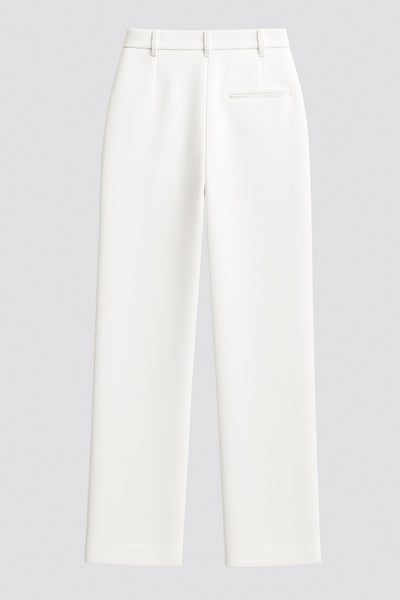 Pantalón de fit wide leg, pinzas frontales, bolsillos delanteros, cintura alta con pretina y trabillas. Detalle de vivo decorativo posterior, cierre con botón y cremallera oculta.