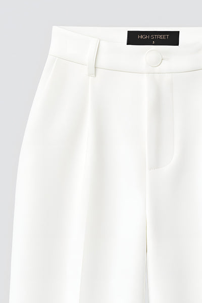 Pantalón de fit wide leg, pinzas frontales, bolsillos delanteros, cintura alta con pretina y trabillas. Detalle de vivo decorativo posterior, cierre con botón y cremallera oculta.