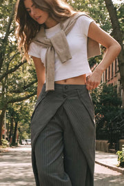 Pantalón fit barrel de cintura media, estampado rayas, cruce doble decorativo con pretina y trabillas, bolsillos delanteros, pinzas frontales y vivo decorativo posterior con cartera. Cierre frontal con broche y cremallera ocultos.