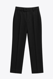 Pantalón de fit wide leg, cintura alta con pretina y trabillas, pinzas frontales, bolsillos delanteros, vivo decorativo posterior, cierre frontal con cremallera oculta y botón forrado. Detalle de raya frontal y posterior.
