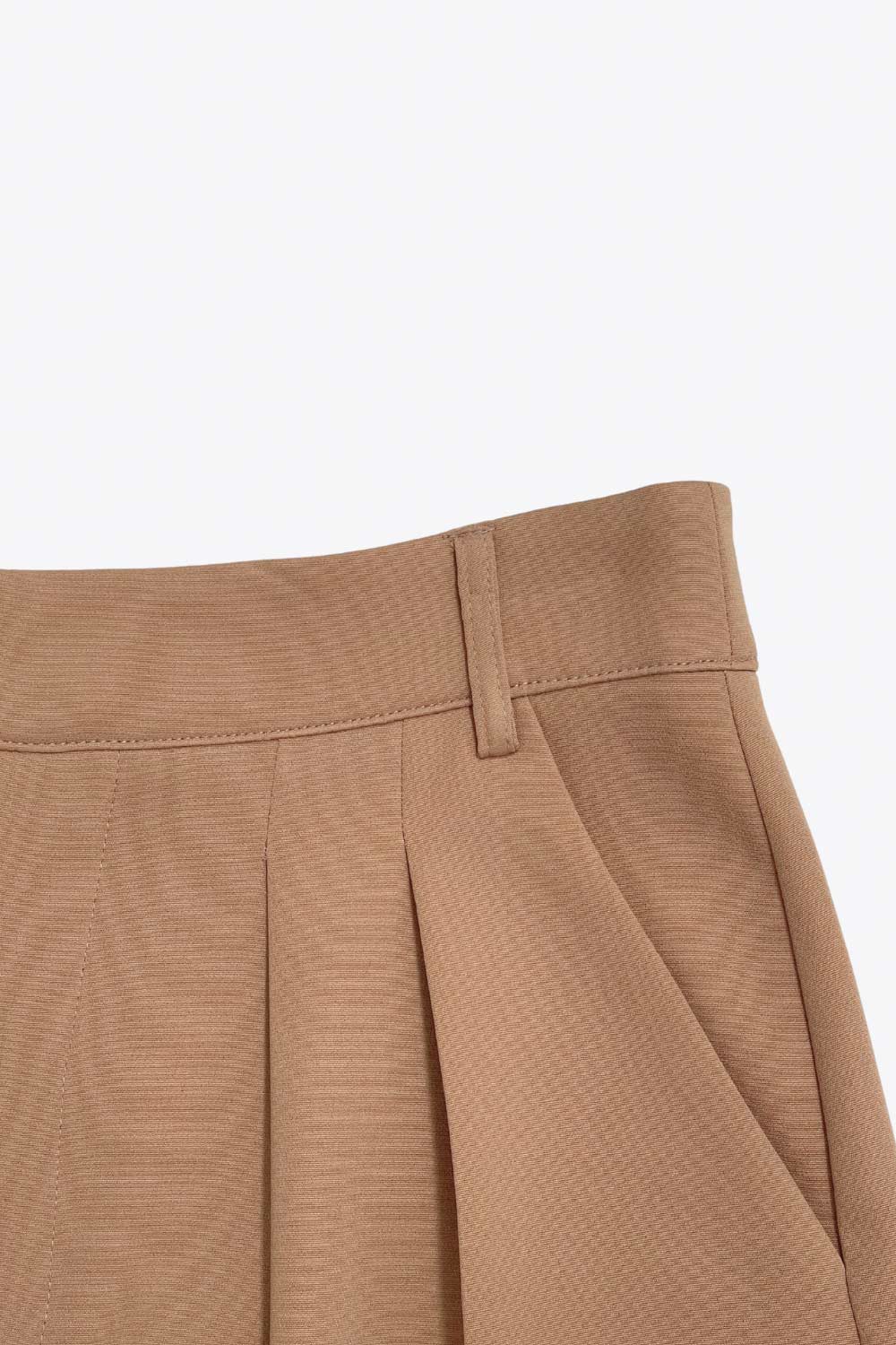 Pantalón de fit wide leg, pinzas frontales, cintura alta con pretina y trabillas, bolsillos delanteros, cierre frontal con broche y cremallera ocultos.