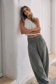 Pantalón de estampado cuadros, fit balloon, cintura alta elástica con pretina fruncida, bolsillos delanteros y bajo globo con jaretas ajustables.