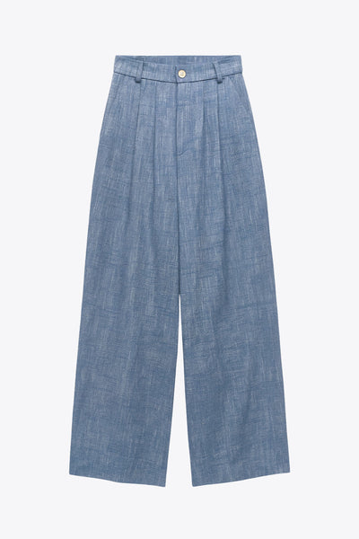 Pantalón de fit culotte, con pinzas al frente, pretina con botón y trabillas para cinturón. Con cintura elástica.&nbsp;