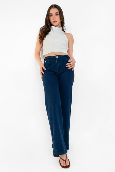Pantalón de denim, fit cropped flare, cintura alta, bolsillos delanteros con botón y traseros de parche. Cierre frontal con botón en contraste y cremallera oculta.