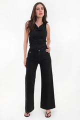 Pantalón de denim cropped flare bolsillos con botón