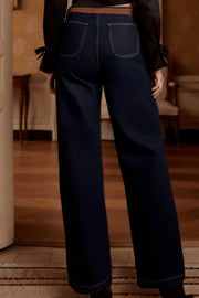 Pantalón de denim, fit cropped flare, cintura alta, bolsillos delanteros con botón y traseros de parche. Cierre frontal con botón en contraste y cremallera oculta.