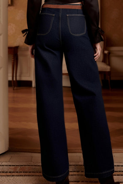 Pantalón de denim, fit cropped flare, cintura alta, bolsillos delanteros con botón y traseros de parche. Cierre frontal con botón en contraste y cremallera oculta.