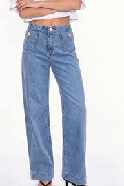 Pantalón de denim, fit cropped flare, cintura alta, bolsillos delanteros con botón y traseros de parche. Cierre frontal con botón en contraste y cremallera oculta.