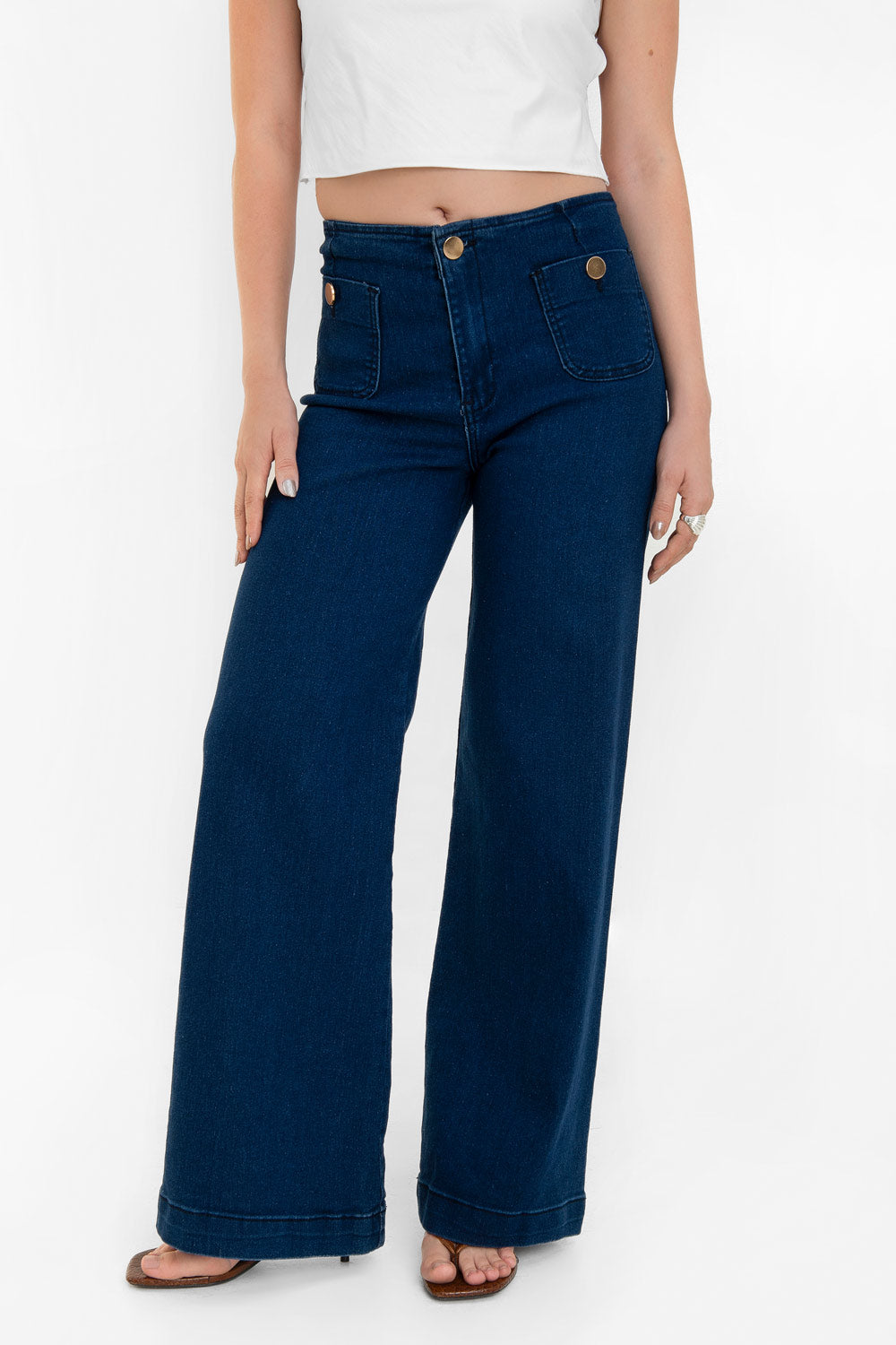 Pantalón de denim, fit cropped flare, cintura alta, bolsillos delanteros con botón y traseros de parche. Cierre frontal con botón en contraste y cremallera oculta.