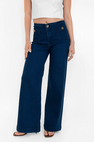 Pantalón de denim, fit cropped flare, cintura alta, bolsillos delanteros con botón y traseros de parche. Cierre frontal con botón en contraste y cremallera oculta.