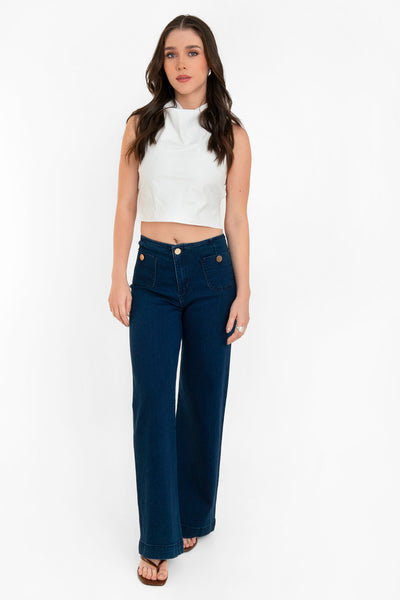 Pantalón de denim, fit cropped flare, cintura alta, bolsillos delanteros con botón y traseros de parche. Cierre frontal con botón en contraste y cremallera oculta.
