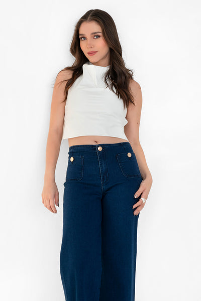 Pantalón de denim, fit cropped flare, cintura alta, bolsillos delanteros con botón y traseros de parche. Cierre frontal con botón en contraste y cremallera oculta.