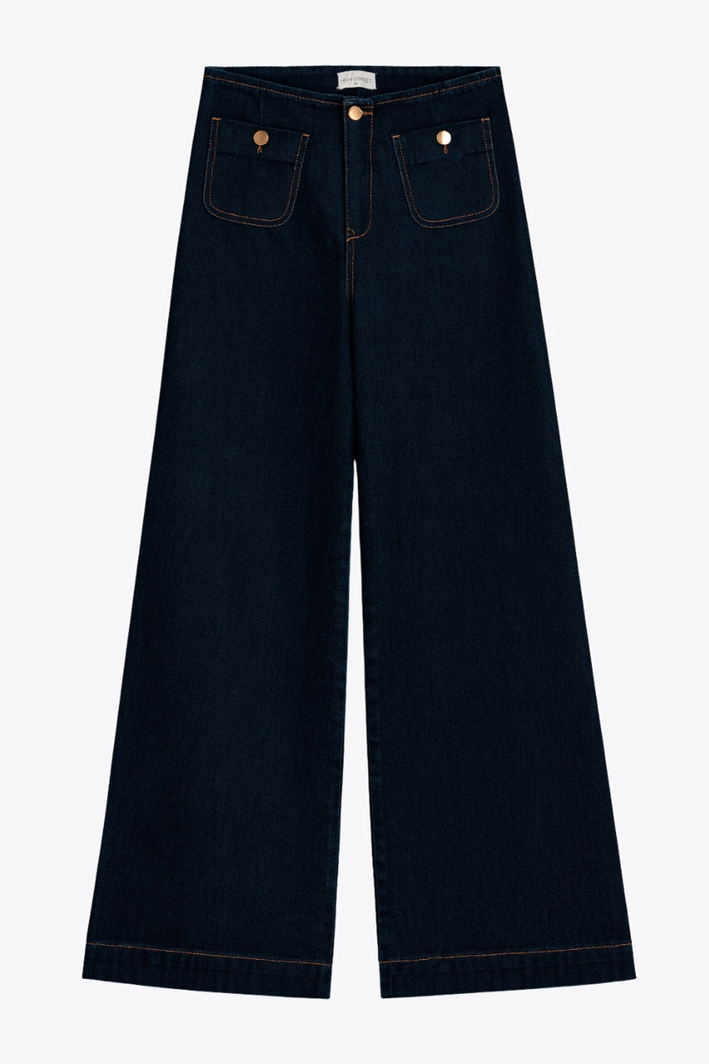 Pantalón de denim, fit cropped flare, cintura alta, bolsillos delanteros con botón y traseros de parche. Cierre frontal con botón en contraste y cremallera oculta.