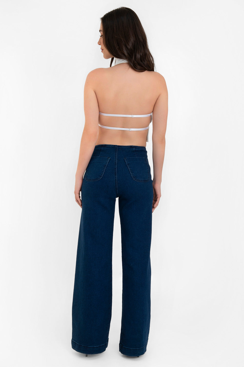 Pantalón de denim, fit cropped flare, cintura alta, bolsillos delanteros con botón y traseros de parche. Cierre frontal con botón en contraste y cremallera oculta.