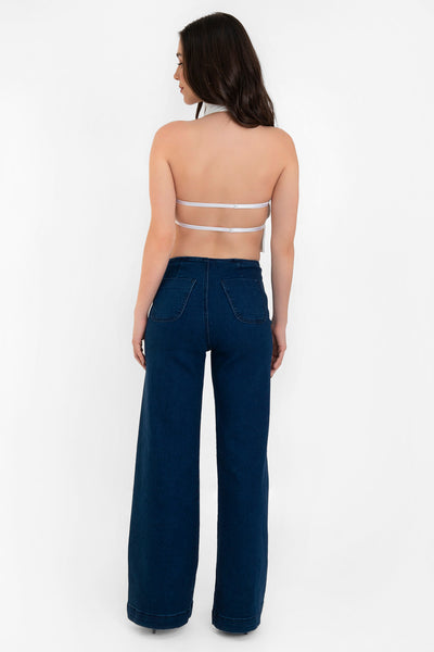 Pantalón de denim, fit cropped flare, cintura alta, bolsillos delanteros con botón y traseros de parche. Cierre frontal con botón en contraste y cremallera oculta.