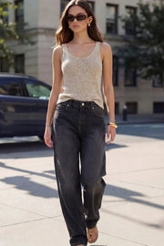 Pantalón de denim, fit baggy, cintura alta con pretina y trabillas, bolsillos delanteros y traseros de parche. Cierre con botón y cremallera oculta.