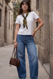 Pantalón de denim, fit baggy, cintura alta con pretina y trabillas, bolsillos delanteros y traseros de parche. Cierre con botón y cremallera oculta. Detalle de bolsillo carpenter y trabillas ajustables en pretina.
